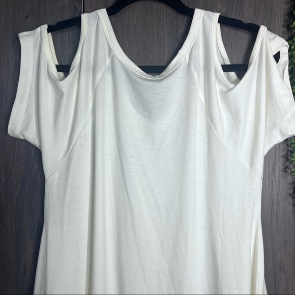 +🌼3/$30🌼TOBI Cutout Shoulder White Flowy Top Size Small - Picture 10 of 13